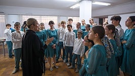 Mariola Cantarero habla con los integrantes del coro Pequeñas Voces de la Alhambra en el Aula Rosa Sabater.