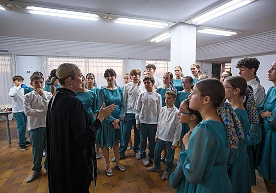 Mariola Cantarero habla con los integrantes del coro Pequeñas Voces de la Alhambra en el Aula Rosa Sabater.