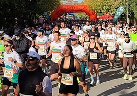 Parte del pelotón durante la salida de la carrera Universidad-Ciudad de Granada.