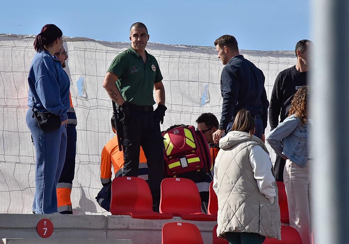 Atención médica en la grada de la Ciudad Deportiva del Granada.