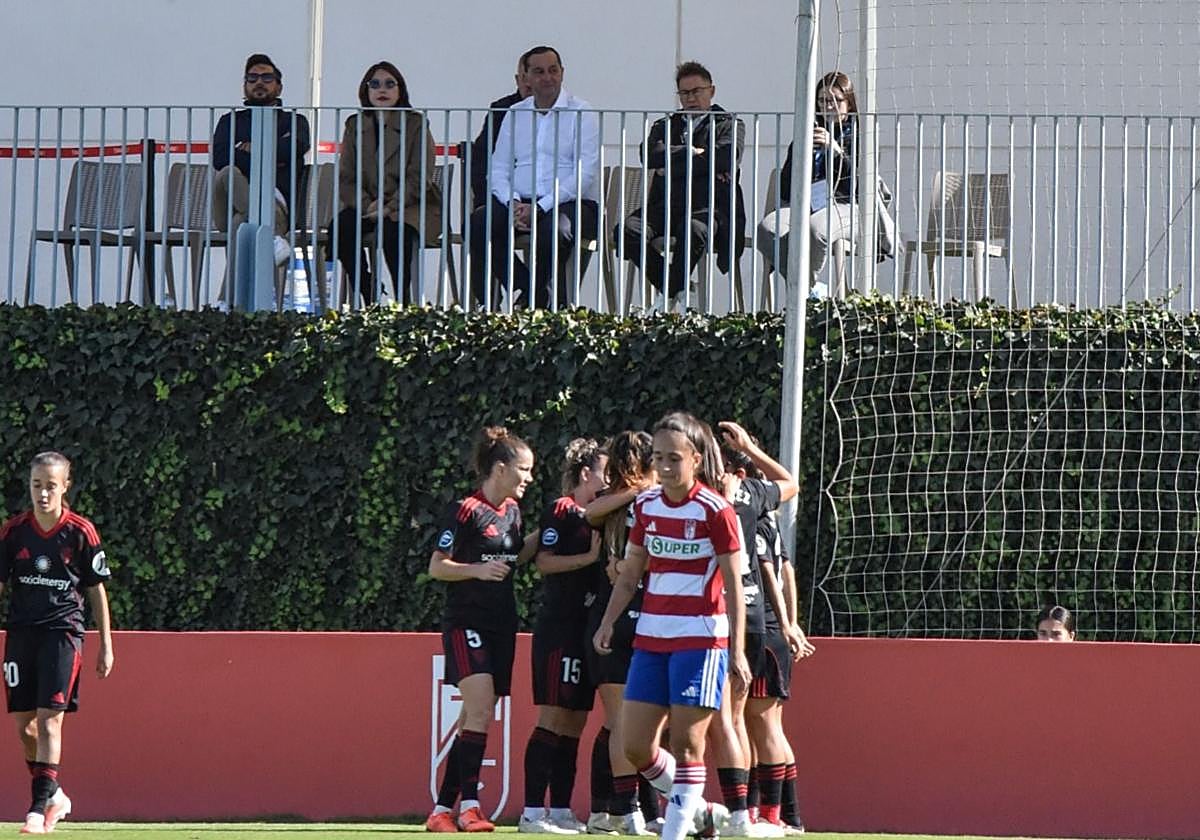 Las futbolistas del Sevilla celebran el primero de sus dos goles bajo la directiva del Granada.
