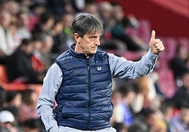 Pacheta hace un gesto positivo durante el partido del Granada.