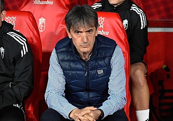 Pacheta, serio en su banquillo antes de empezar el partido.