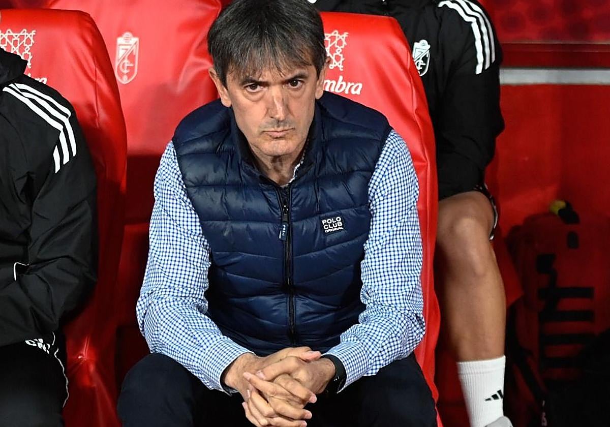 Pacheta, serio en su banquillo antes de empezar el partido.