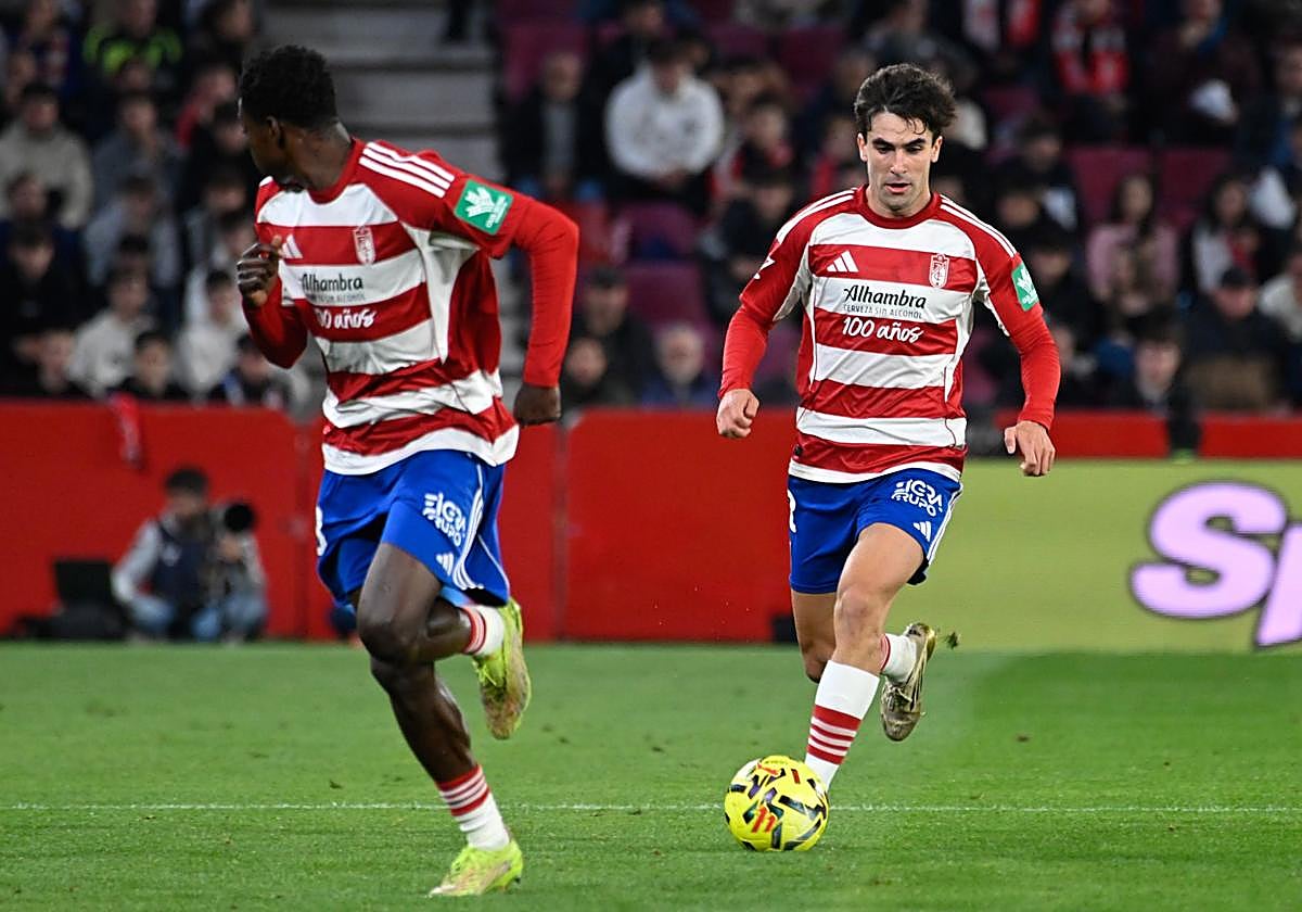 El rojiblanco Pedro Alemañ conduce el balón en Los Cármenes.