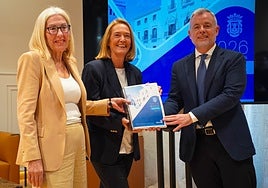 Nicolás Navarro junto a la alcaldesa de Motril y la concejala Mara Escámez en la presentación del presupuesto municipal del Ayuntamiento de Motril para 2026.