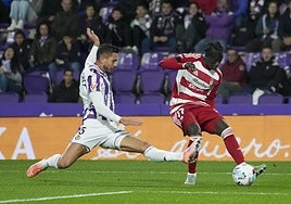 Souleymane Faye intenta meter un centro ante Javi Sánchez, del Valladolid, en el último partido.