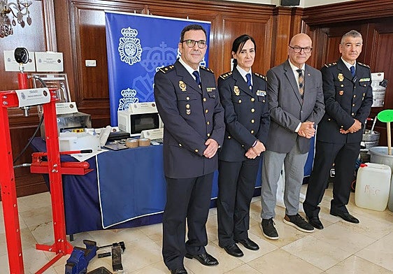 En la sala del Trono de la Subdelegación se ha explicado el funcionamiento del laboratorio.