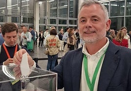Nicolás Navarro votando por Juanma Moreno, este fin de semana, en el congreso del PP en Sevilla.