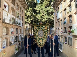 La comitiva avanzó por el camposanto con el Sinpecado corporativo custodiado por dos faroles