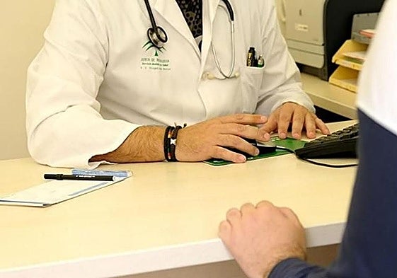 Imagen de archivo de una persona en una consulta médica.