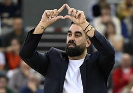 Ramón Díaz marca una jugada ensayada durante el partido del Covirán.