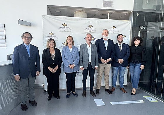 Las autoridades en el ciclo formativo en el puerto de Motril.