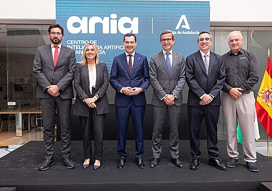 Representantes de empresas tecnológicas con Juanma Moreno, Marifrán Carazo y Jorge Paradela.