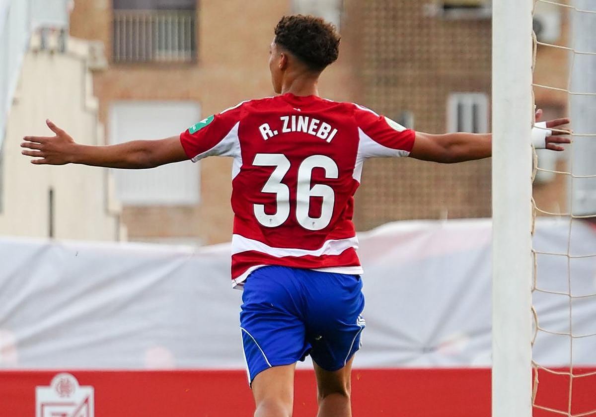 Rayan Zinebi celebra su gol al Torre del Mar en la Ciudad Deportiva.