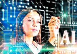 Los 244 alumnos y alumnas de la nueva promoción de ediae celebran juntos sobre el escenario su graduación.