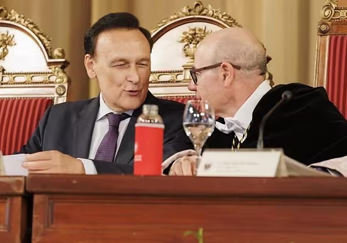 El consejero de Universidad e Innovación de la Junta de Andalucía, José Carlos Gómez Villamandos, junto con el rector de la Universidad de Granada, Pedro Mercado, en imagen de archivo