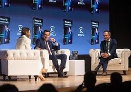 Juanma Moreno, junto al director de IDEAL, Quico Chirino y a la bailaora Patricia Guerrero.