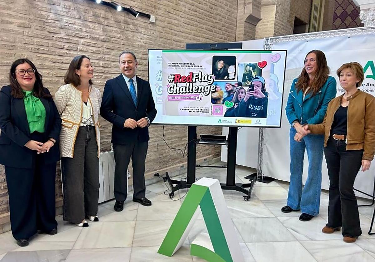 La consejera de Inclusión Social, Juventud, Familias e Igualdad, Loles López, durante la presentación de la campaña en la Delegación del Gobierno andaluz en Sevilla.