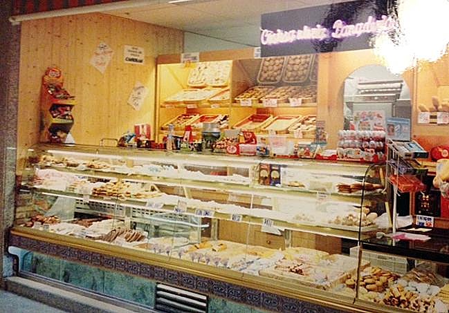 Uno de los negocios que tuvieron en el pasado, la panadería en C.C. Neptuno.