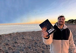 Miguel Ángel Santiago, con su libro 'Abatido por una mariposa'.