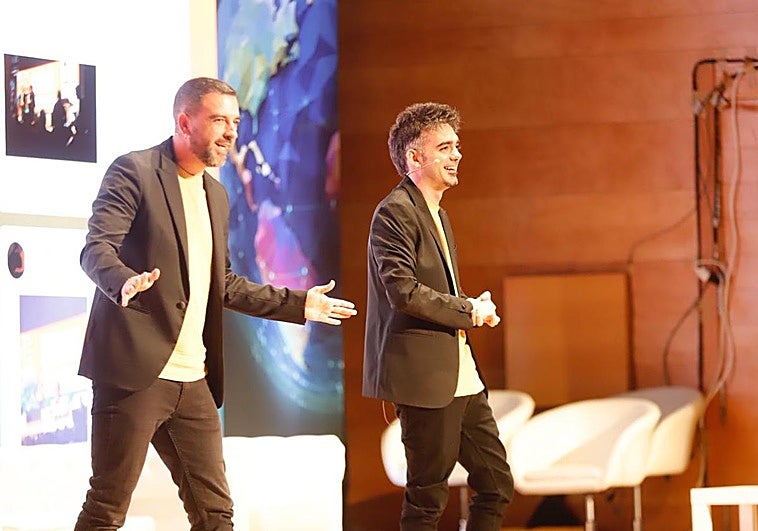 Álex Aragón y Rafa Villena, dos de los actores que conforman La Tetera, han integrado por primera vez la Inteligencia Artificial en el espectáculo que han llevado este lunes a TAI Granada.