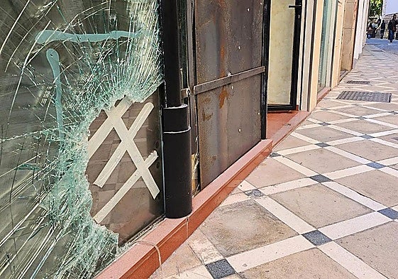Cristal del escaparate destrozado tras el robo en un local del centro.