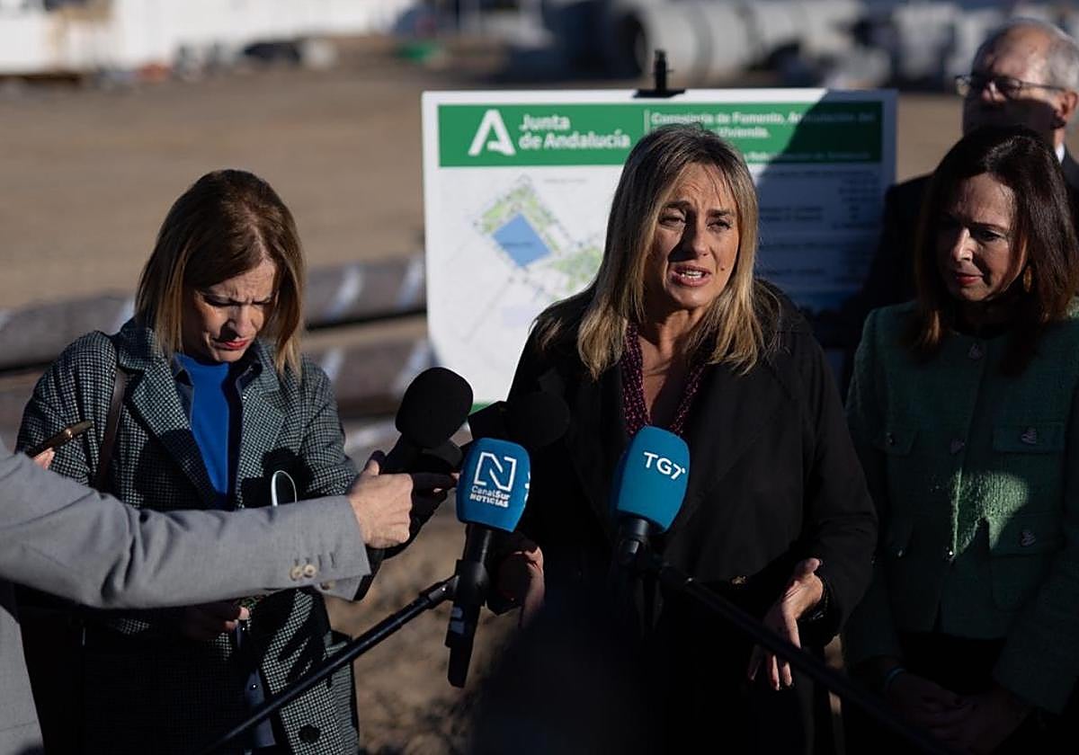 a alcaldesa de Granada atiende a los medios este martes.