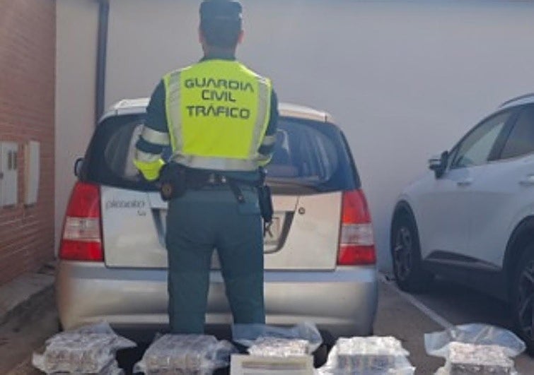 Huye de la Guardia Civil por la A-92 con 100 kilos de hachís y acaba detenido junto a una mujer que quiso entretener a los agentes