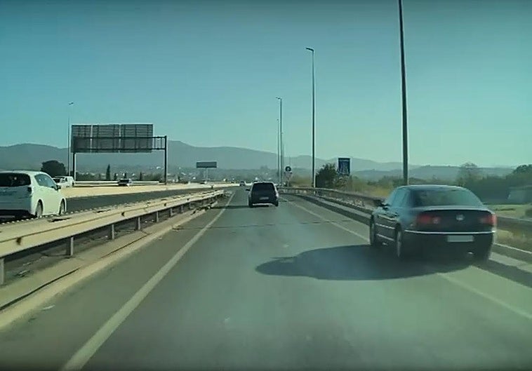 La temeraria maniobra de un conductor para incorporarse a la circunvalación de Granada
