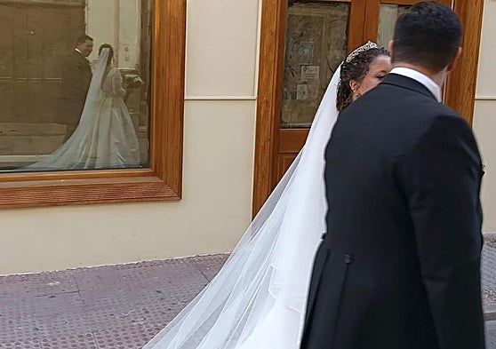 Mercedes pasea por las calles de Guadix junto a su marido Rubén, recién casados