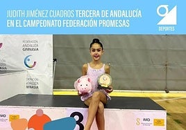 Judith Jiménez posa con el trofeo como tercera del campeonato andaluz.
