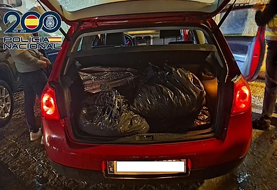 Coche interceptado cargado de marihuana.