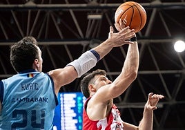 Maxi Fjellerup busca el enceste contra el Morabanc Andorra.