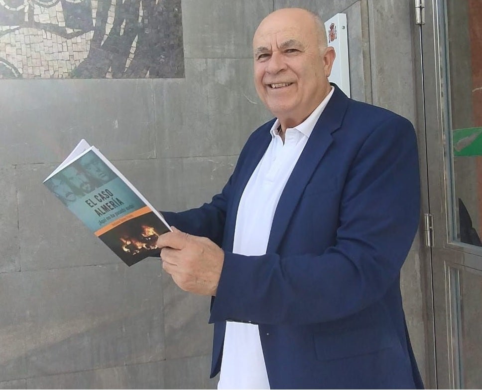 Antonio Torres, con un ejemplar del libro, frente a la Audiencia Provincial de Almería.