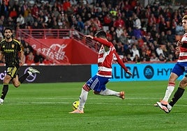 José Arnaiz arma el disparo para su gol al Zaragoza.