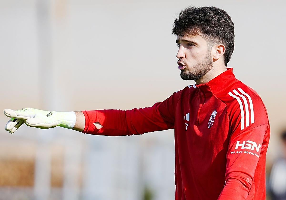 Ander Astralaga hace una señal durante un entrenamiento.