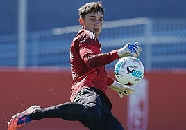 Iker García golpea un balón durante un entrenamiento de la semana.
