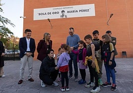 María Pérez atiende a varios niños tras descubrirse la placa conmemorativa con la nueva denominación del polideportivo.