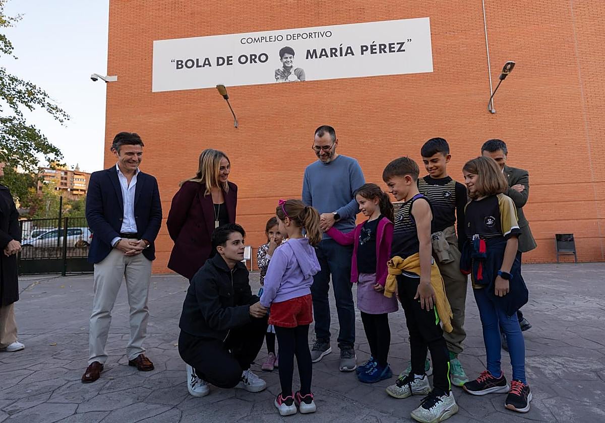 María Pérez atiende a varios niños tras descubrirse la placa conmemorativa con la nueva denominación del polideportivo.