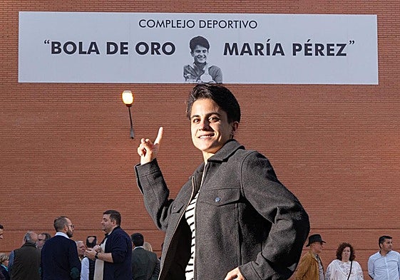 María Pérez marcha orgullosa mientras señala la placa que ahora da su nombre al polideportivo.