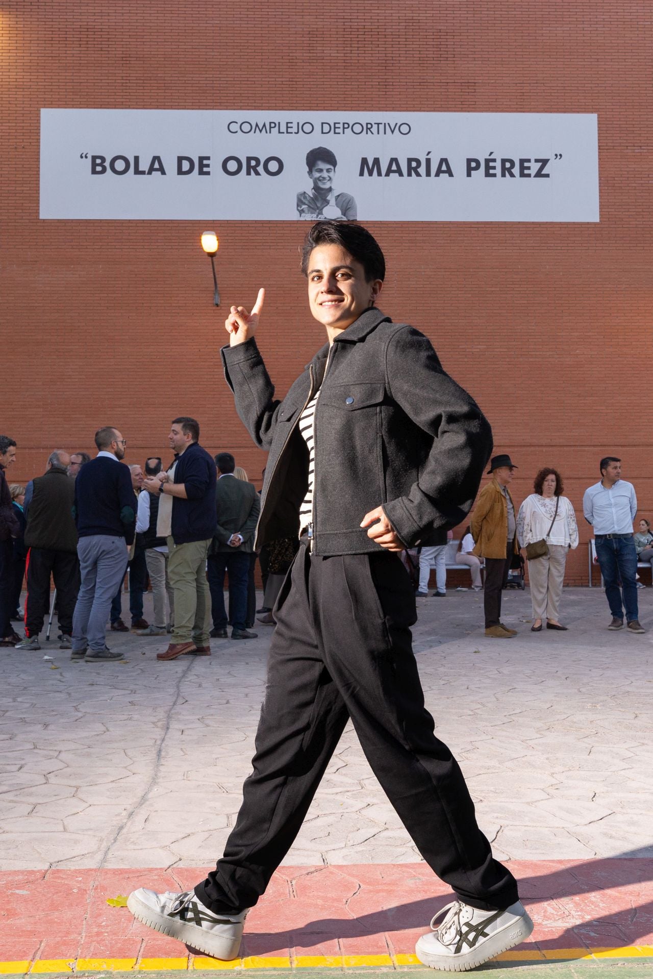 María Pérez marcha orgullosa mientras señala la placa que ahora da su nombre al polideportivo.