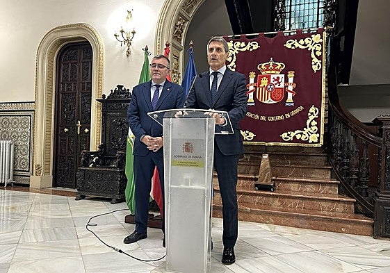 El subdelegado del Gobierno, José Antonio Montilla, y el delegado del Gobierno, Pedro Fernández, en rueda de prensa.