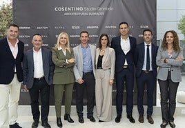 Miembros del equipo Cosentino, junto a la concejal de Comercio.