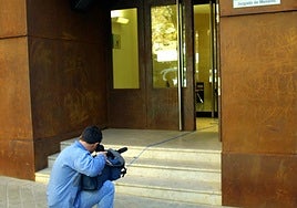 Un cámara toma imágenes en la entrada de los juzgados de Menores de Granada