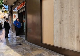 Una panadería con el escaparate protegido tras sufrir un robo.