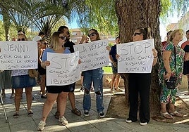 Manifestantes a su favor en Motril, en la protesta de 2023.