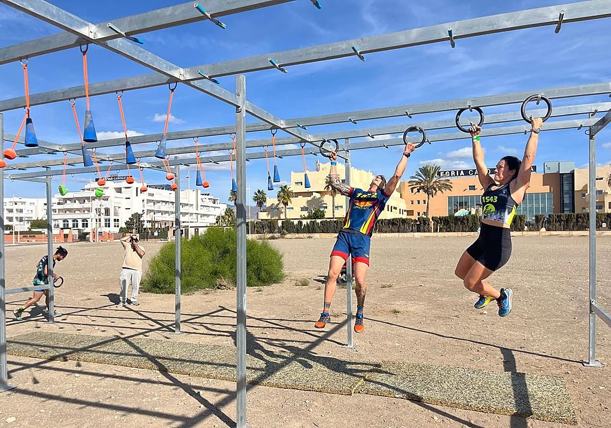 Imagen principal - El Toyo, destino deportivo con el &#039;Arenal Race&#039; y la mitad de los participantes llegados de fuera de Almería