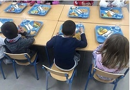 Alumnos de Primaria de un colegio de Andalucía, durante la hora de comer.