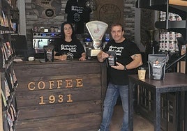 María y Fran con una bolsa del café 'Malafollá'.